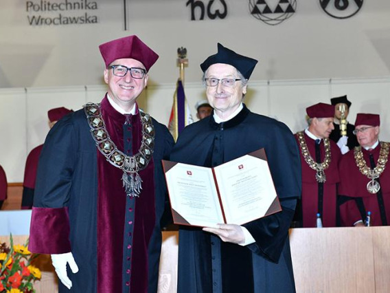 Jerzy Rozenblit, pictured right, holding Wrocław University of Science and Technology award