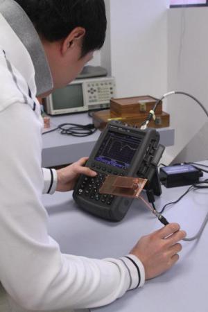 Students use Agilent tools, such as the N9923A FieldFox vector network analyzer, to measure a prototype PIFA antenna.